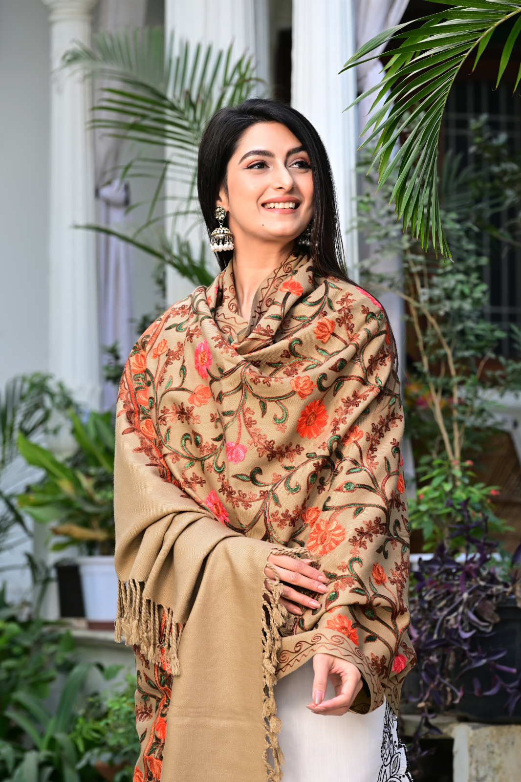 Elegant Off-White Shawl with Delicate Floral Weaving