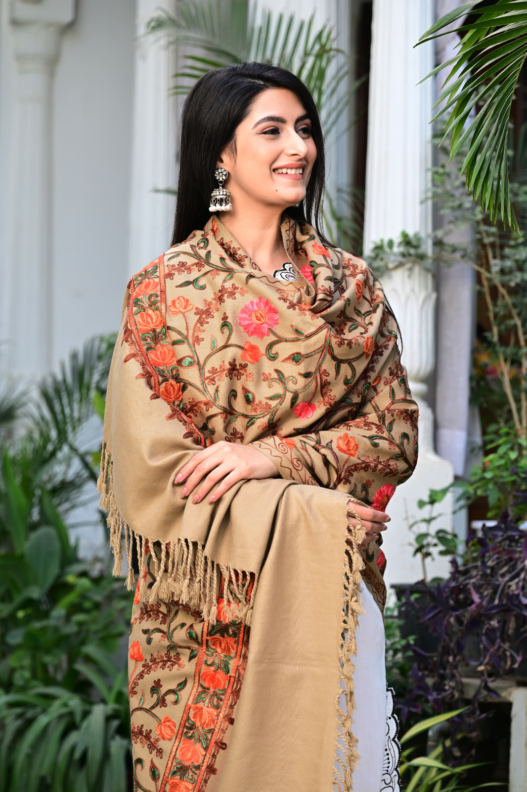 Elegant Off-White Shawl with Delicate Floral Weaving