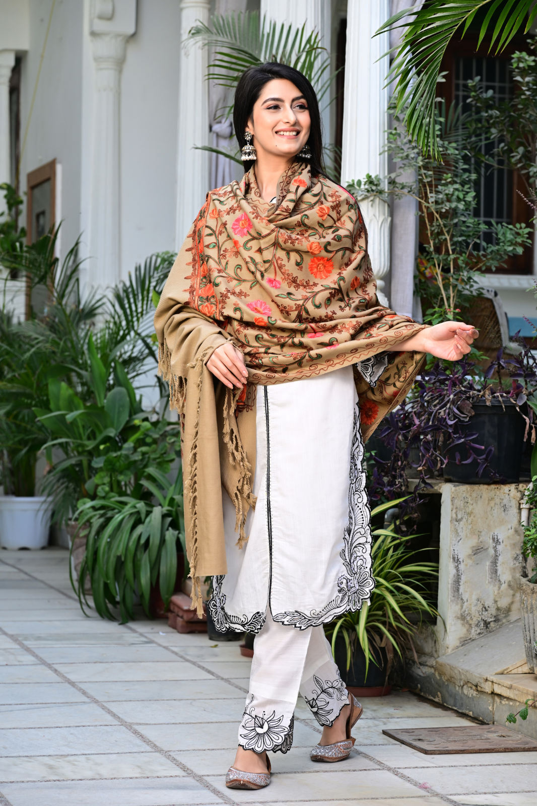 Elegant Off-White Shawl with Delicate Floral Weaving