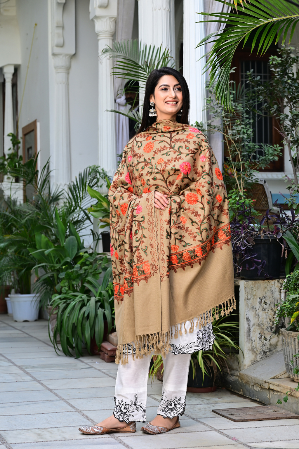 Elegant Off-White Shawl with Delicate Floral Weaving