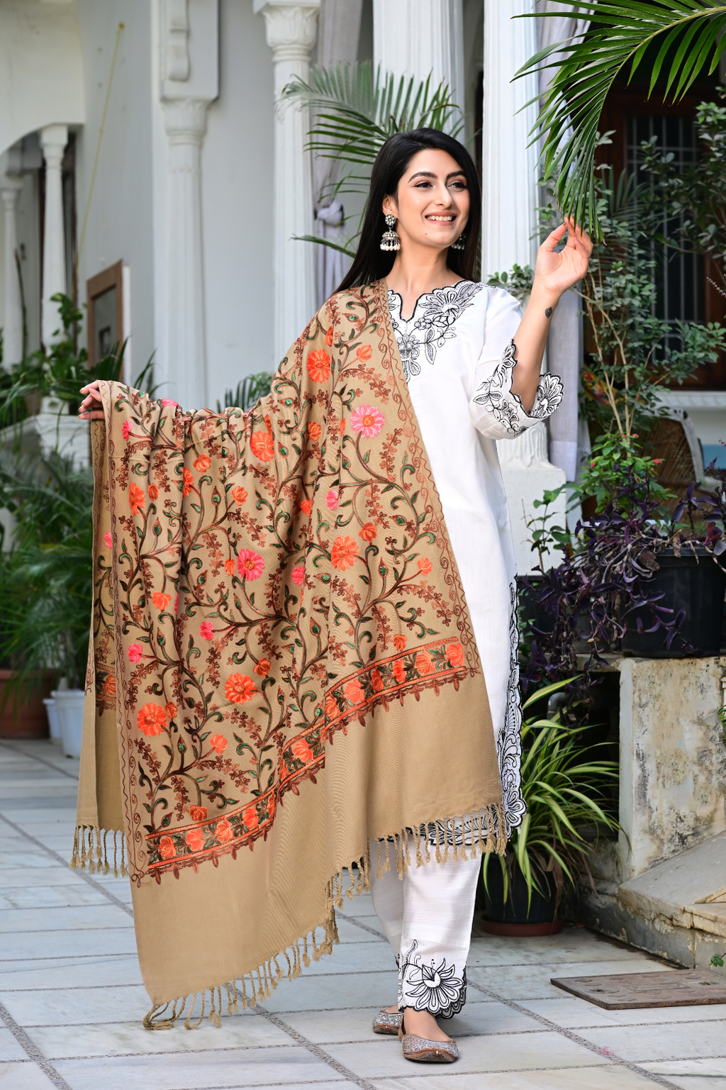 Elegant Off-White Shawl with Delicate Floral Weaving