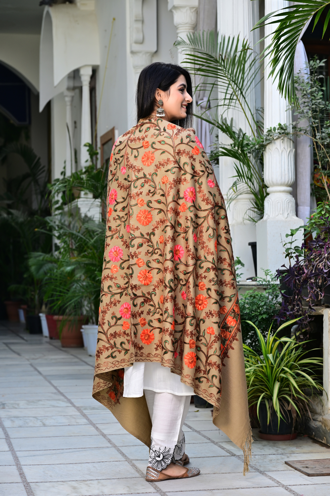 Elegant Off-White Shawl with Delicate Floral Weaving