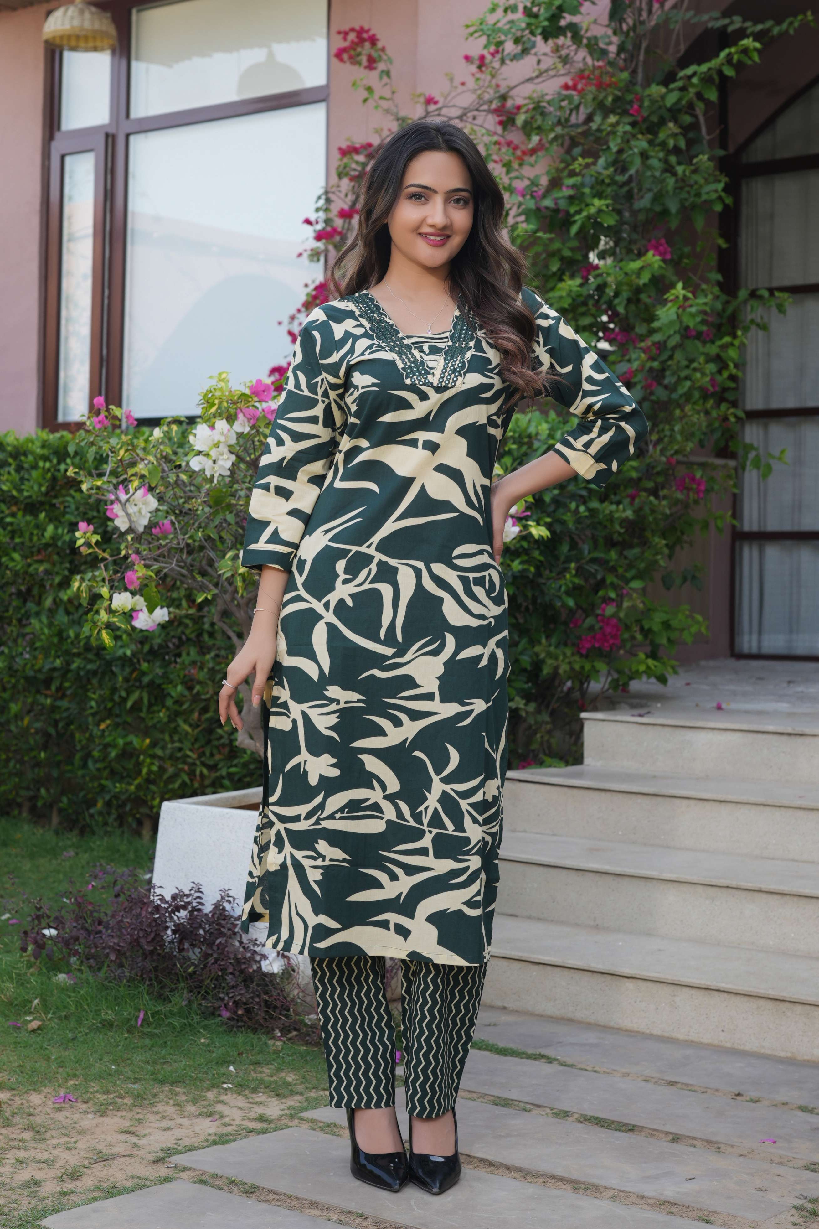Dark Green 3 Pcs Printed Suit Set with Abstract & Ethnic Patterns – Elegant & Contemporary Ethnic Look