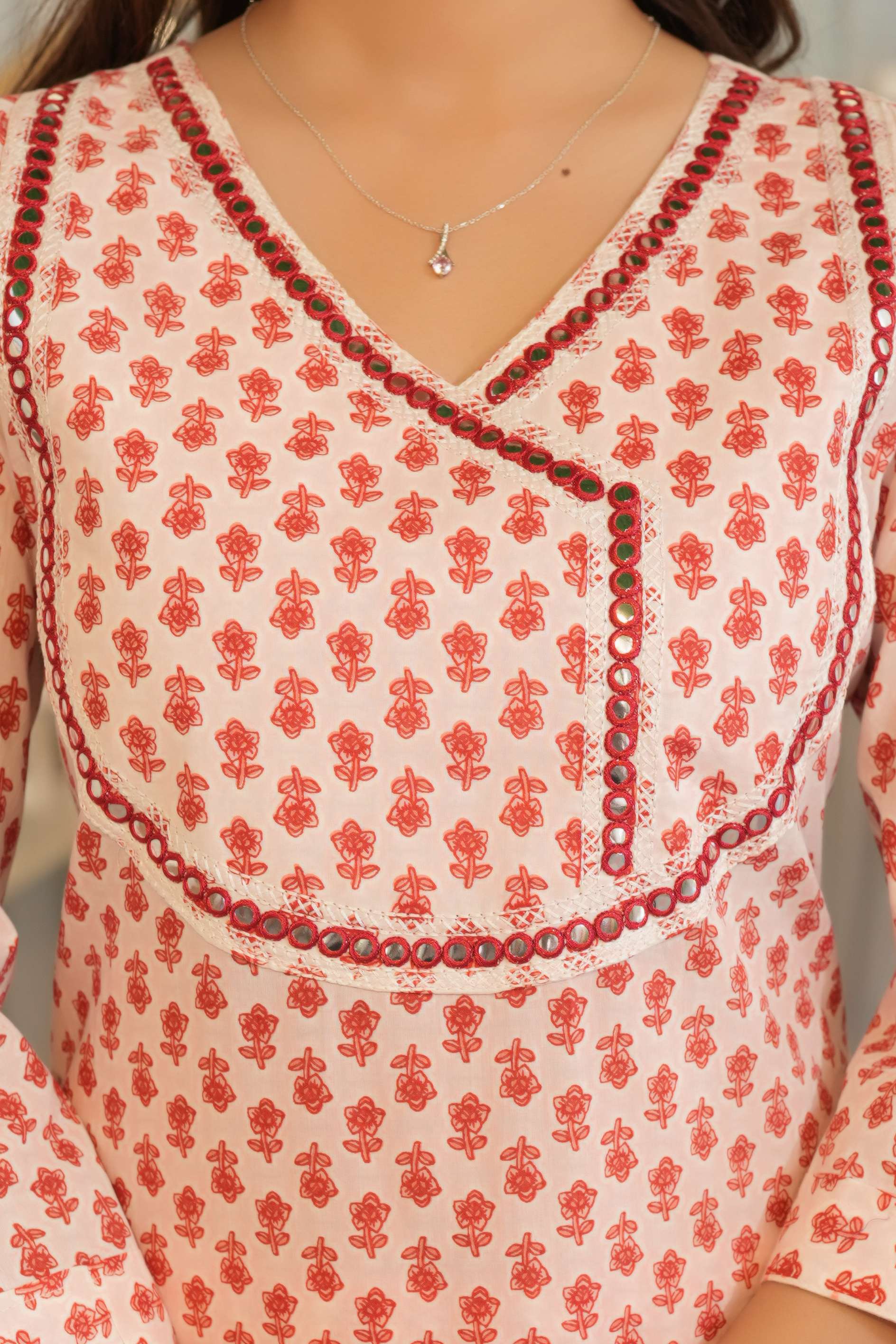 Peach White 3 Pcs Printed Suit Set with Delicate Floral Motifs